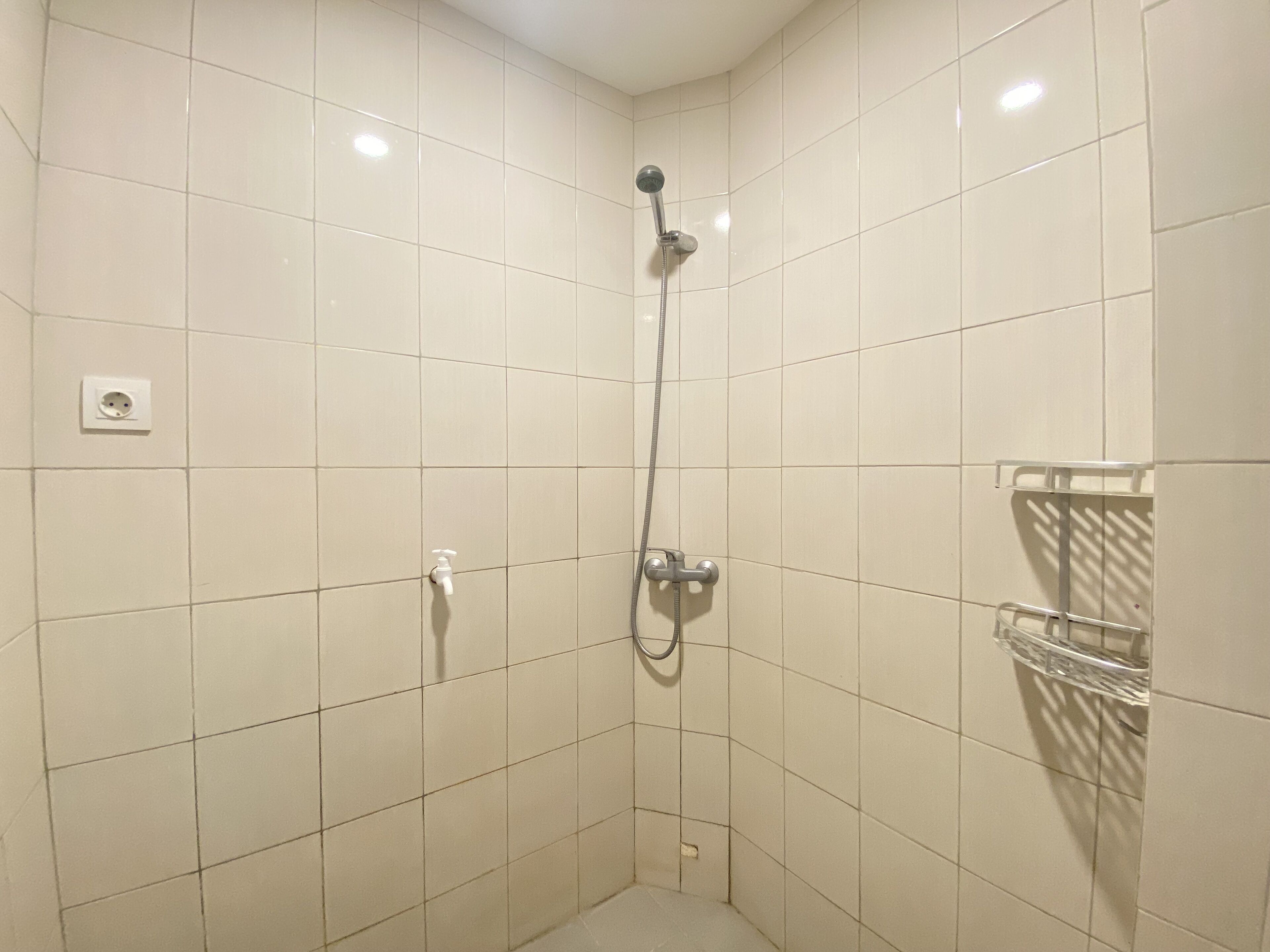 Ducha, artículos de tocador gratuitos, toallas, shampoo