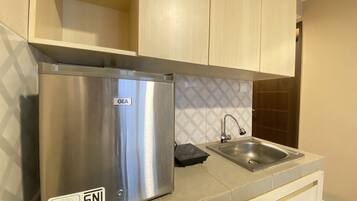 Kühlschrank, Herdplatte, Kochgeschirr/Geschirr/Besteck