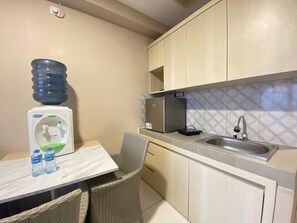 Room | Private kitchen | Fridge, stovetop, cookware/dishes/utensils