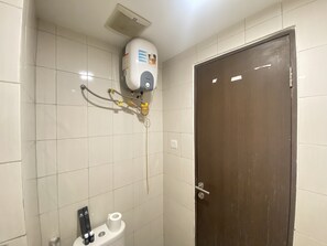 Dusche, kostenlose Toilettenartikel, Handtücher, Shampoo