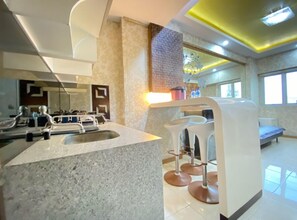Room | Private kitchen | Fridge, stovetop, cookware/dishes/utensils