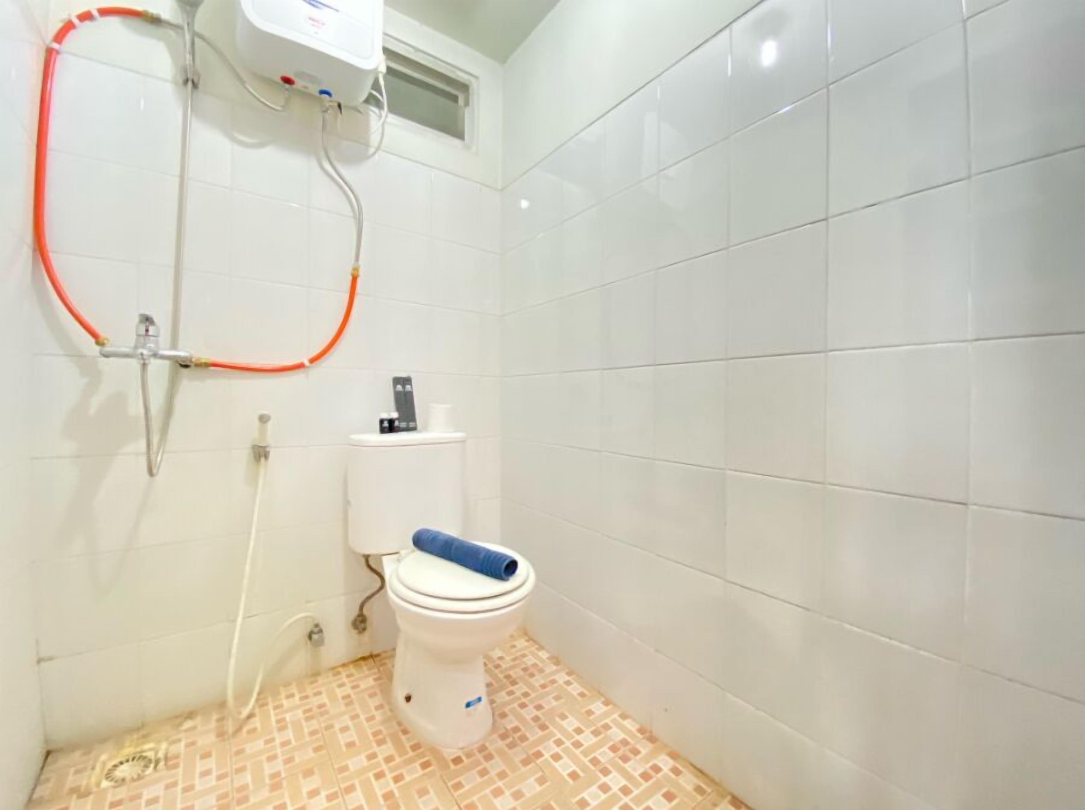 Shower, free toiletries, towels, shampoo