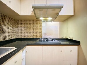 Frigorífico, placa de cocina y utensilios de cocina