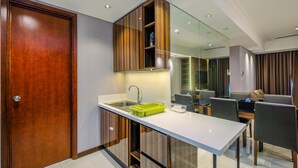 Lemari es, microwave, kompor, dan peralatan masak/sendok-piring