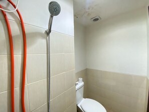 Shower, free toiletries, towels
