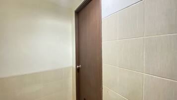 Shower, free toiletries, towels