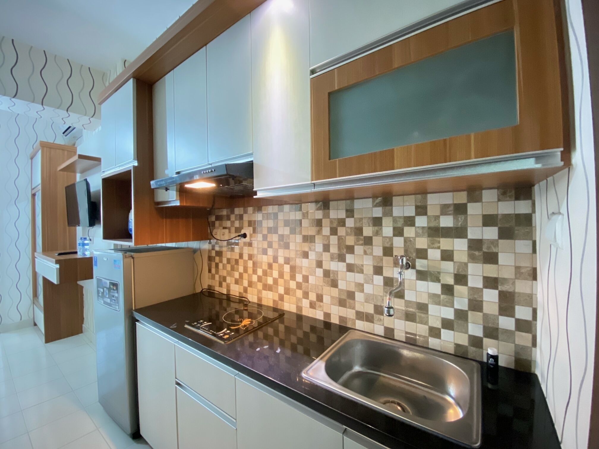 Refrigerador, placa de cocina, utensilios de cocina