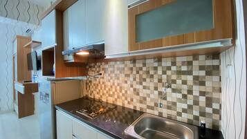 Refrigerador, placa de cocina, utensilios de cocina
