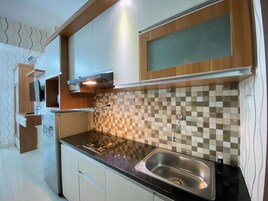Refrigerador, placa de cocina, utensilios de cocina