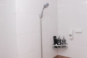 Værelse | Badeværelse | Bruser, gratis toiletartikler, håndklæder, Shampoo