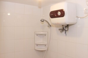 Quarto | Banheiro | Chuveiro, produtos de toalete grátis, toalhas de banho, shampoo