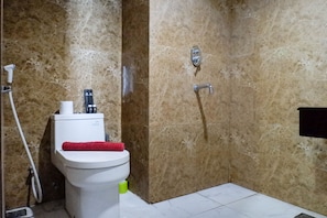 샤워 시설, 무료 세면용품, 타월, 샴푸