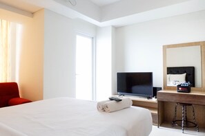 1 bedroom, free WiFi, bed sheets - Serene Exclusive Modern Studio Apartment At Grand Sungkono Lagoon (Surabaya)