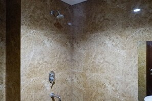 Dusche, kostenlose Toilettenartikel, Handtücher, Shampoo