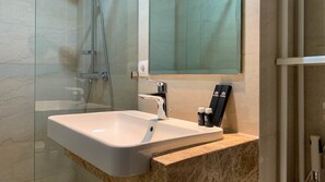 Shower, free toiletries, towels - Elegant 2Br With Private Lift At Menteng Park Apartment (Jakarta)