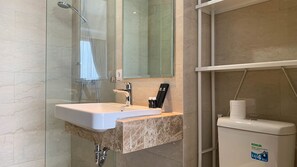 Dusche, kostenlose Toilettenartikel, Handtücher
