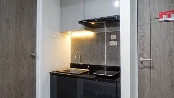 Room | Private kitchen | Fridge, stovetop, cookware/dishes/utensils