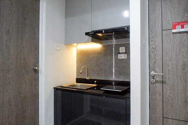 Room | Private kitchen | Fridge, stovetop, cookware/dishes/utensils - Compact And Stylish Studio Apartment At Taman Melati Surabaya (Surabaya)