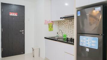 Room | Private kitchen | Fridge, stovetop, cookware/dishes/utensils