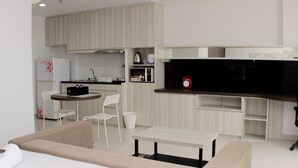 Een moderne woonkamer met een bank, een salontafel en een tv-meubel.