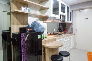 Room | Private kitchen | Fridge, microwave, stovetop, cookware/dishes/utensils