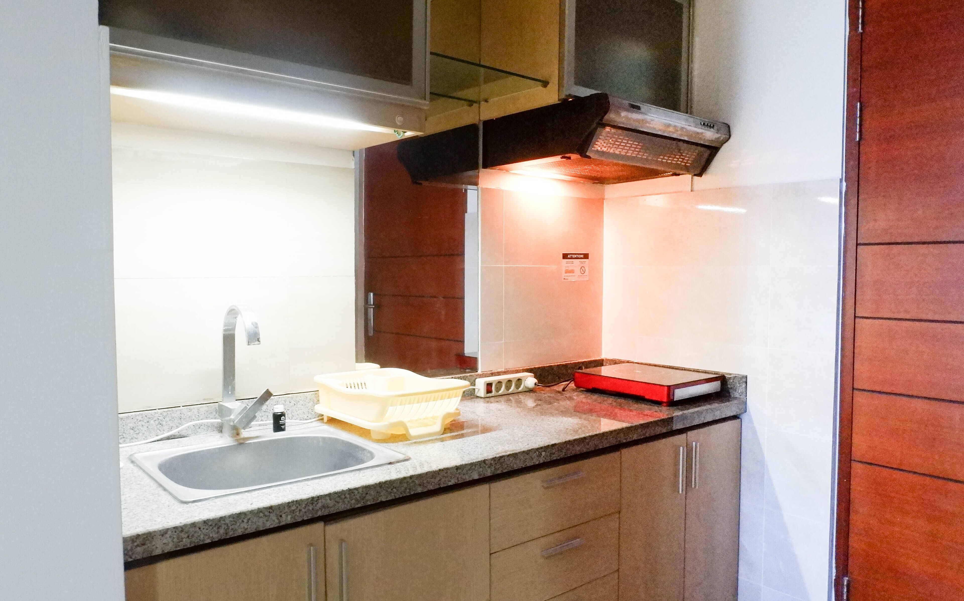 Refrigerador, placa de cocina, arrocera, utensilios de cocina