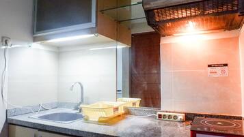 Camera | Cucina privata | Frigorifero, piano cottura, risottiera, pentole/stoviglie/utensili