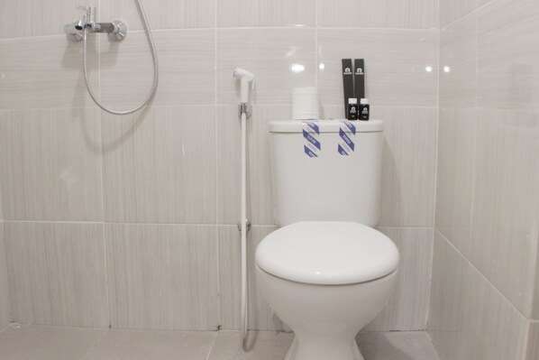 Een douche, gratis toiletartikelen, handdoeken, zeep