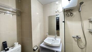 Room | Bathroom | Shower, free toiletries, towels