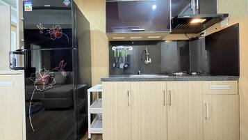 Lemari es, kompor, dan peralatan masak/sendok-piring