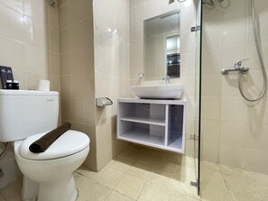 Dusche, kostenlose Toilettenartikel, Handtücher