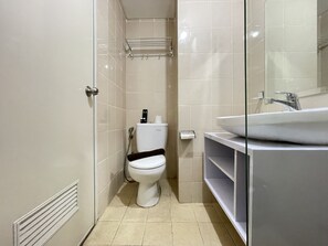 Dusche, kostenlose Toilettenartikel, Handtücher