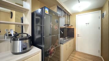 Camera | Cucina privata | Frigorifero, piano cottura, pentole/stoviglie/utensili