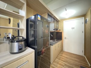 Zimmer | Eigene Küche | Kühlschrank, Herdplatte, Kochgeschirr/Geschirr/Besteck