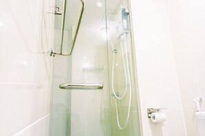 Douche, articles de toilette gratuits, serviettes fournies