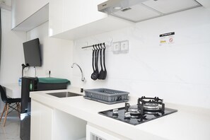 Kühlschrank, Mikrowelle, Herdplatte, Kochgeschirr/Geschirr/Besteck