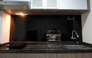 Kühlschrank, Herdplatte, Kochgeschirr/Geschirr/Besteck