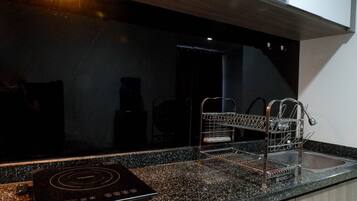 Tủ lạnh, bếp nấu, dụng cụ nấu nướng/bát dĩa/dao nĩa