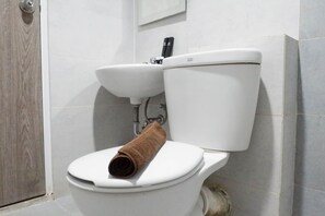 Ducha, artículos de tocador gratuitos, toallas