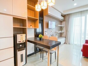 Zimmer | Eigene Küche | Kühlschrank, Herdplatte, Kochgeschirr/Geschirr/Besteck