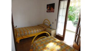 2 bedrooms, in-room safe, bed sheets - Terraced villa for 6 people with fenced garden (Bibione)