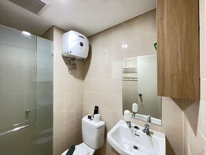 Room | Bathroom | Shower, free toiletries, towels