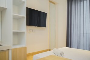 TV - Cozy Studio Room At Sky House Bsd Apartment (Pagedangan)