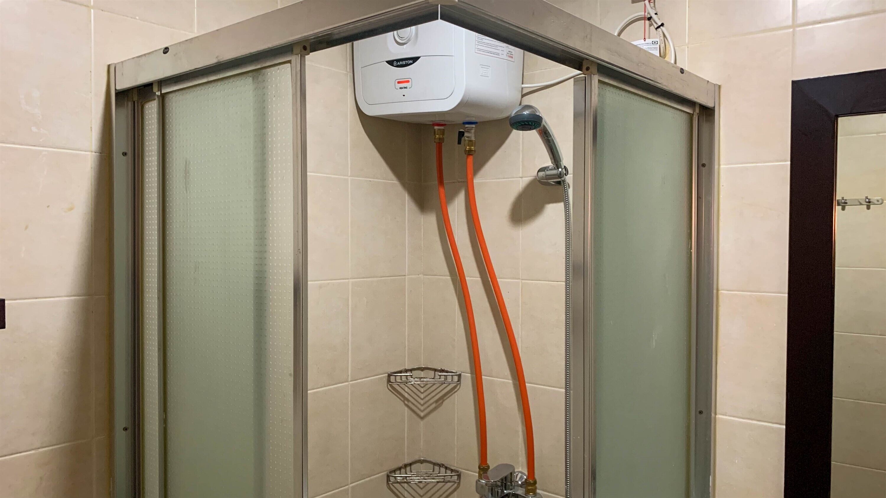 Ducha, artículos de higiene personal gratuitos y toallas