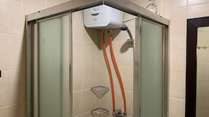 Douche, articles de toilette (gratuits), serviettes fournies