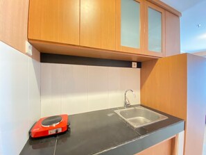 Kjøleskap, kokeplater og kjøkkenutstyr