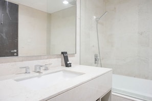 Ducha, artículos de tocador gratuitos, toallas