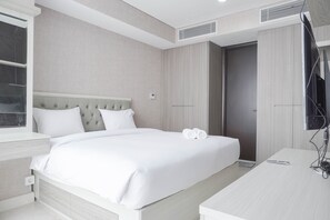 Tabla de planchar con plancha, wifi gratis y ropa de cama