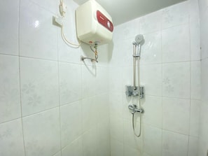 Douche, articles de toilette gratuits, serviettes fournies