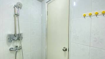 Shower, free toiletries, towels